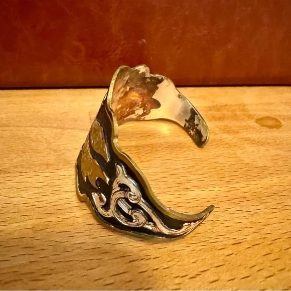 Vintage Crumrine Western Cuff Bracelet Reno NV Brass Black Enamel Engraved USA - Picture 4 of 5